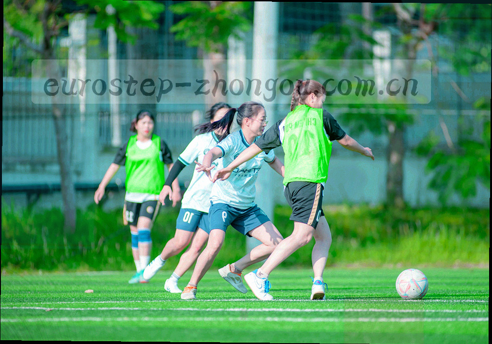 两个数据面板并排示意，右上角分别标注刷新状态与版本号